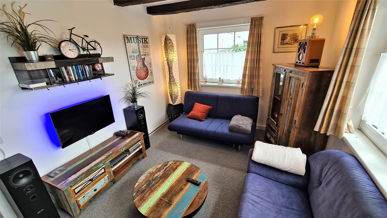 Wohn/Schlafzimmer mit hochwertiger Audio Ausstattung (High Fidelity) Wohn/Schlafzimmer mit hochwertiger Audio Ausstattung (High Fidelity)